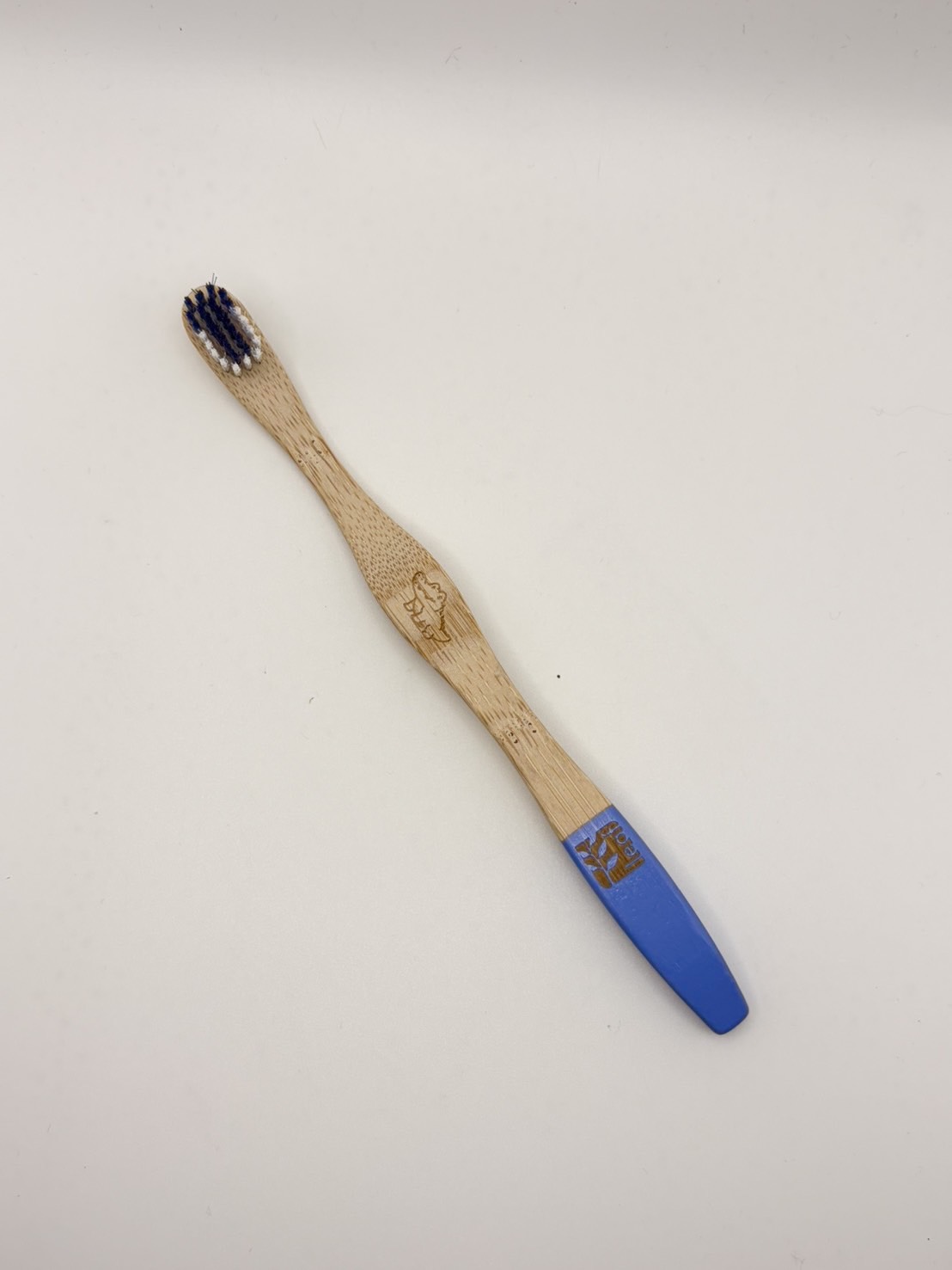 leaf ERGONOMIC BAMBOO TOOTHBRUSH - MEDIUM (smaller bristle head)