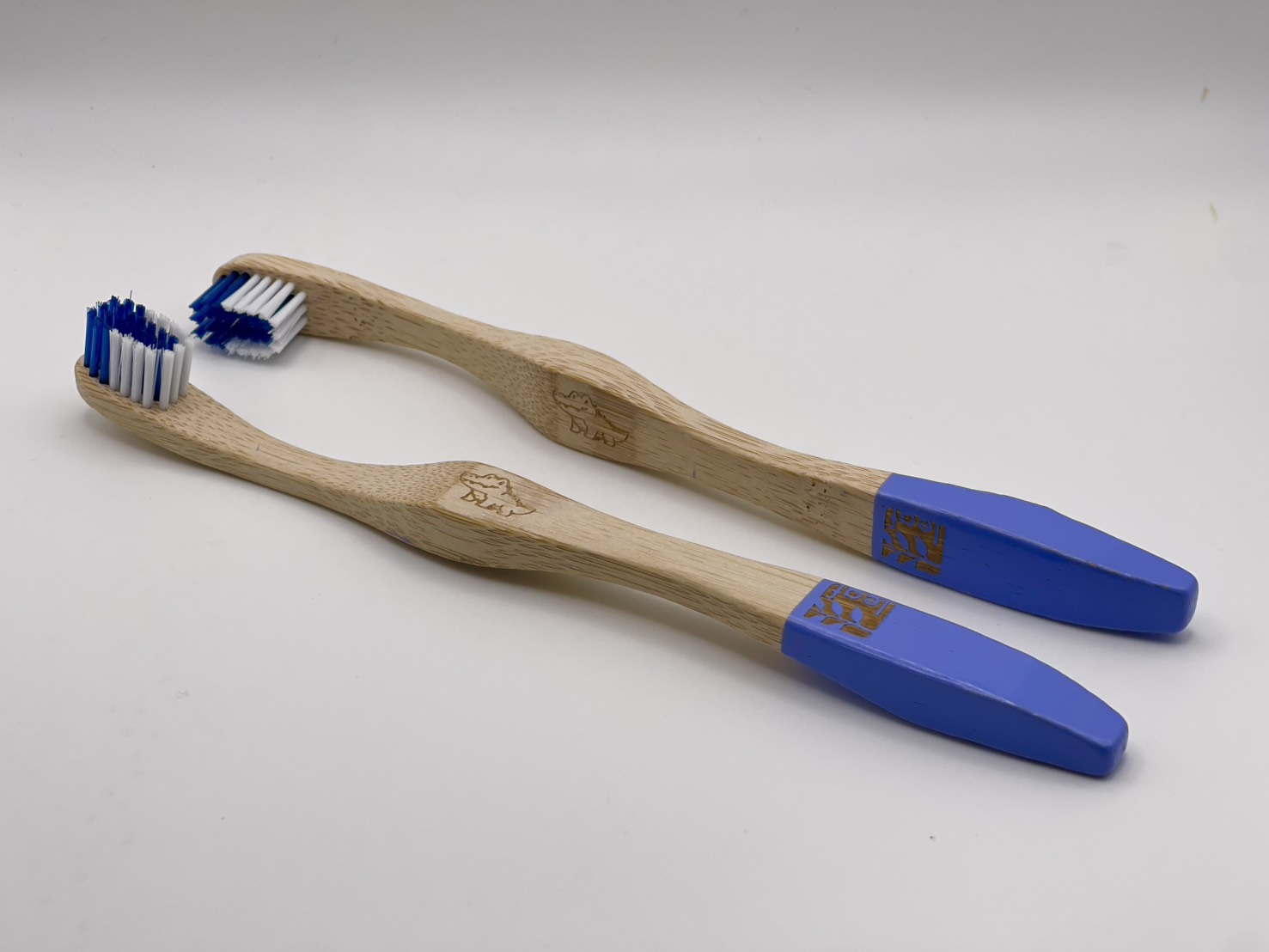 leaf ERGONOMIC BAMBOO TOOTHBRUSH - MEDIUM (smaller bristle head)